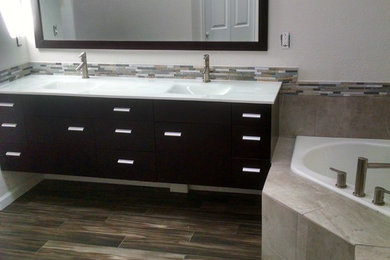 Example of a minimalist bathroom design in Denver