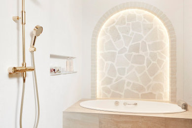 東京23区にある地中海スタイルのおしゃれな浴室の写真