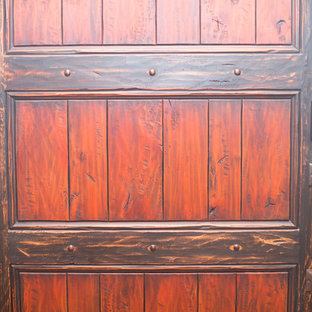 Großes, Offenes Mediterranes Wohnzimmer mit oranger Wandfarbe, Terrakottaboden, Eckkamin, gefliestem Kaminsims, Multimediawand und orangem Boden in Phoenix