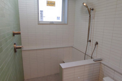 Diseño de cuarto de baño principal minimalista grande con baldosas y/o azulejos blancos, baldosas y/o azulejos de cemento, suelo con mosaicos de baldosas y suelo gris