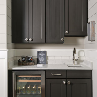 タンパのトランジショナルスタイルのおしゃれなウェットバー (アンダーカウンターシンク、シェーカースタイル扉のキャビネット、茶色いキャビネット、濃色無垢フローリング、茶色い床) の写真