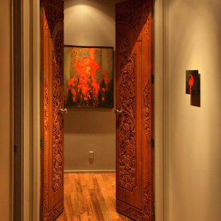 Idéer för vintage hallar, med grå väggar, mellanmörkt trägolv och orange golv