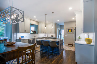 Mittelgroße Klassische Küche in U-Form mit blauen Schränken, Marmor-Arbeitsplatte, Kücheninsel und Kassettenfronten in Atlanta