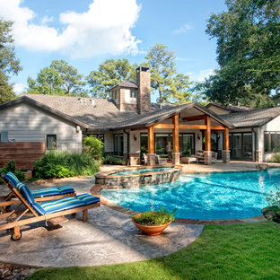 Klassischer Pool hinter dem Haus in individueller Form mit Betonplatten in Houston