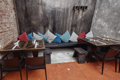 Стильный дизайн: большая гостиная-столовая в современном стиле с бетонным полом - последний тренд