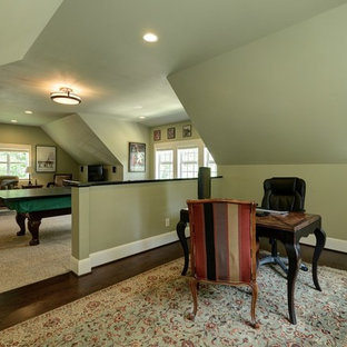 Aménagement d'une grande salle de séjour classique ouverte avec salle de jeu, un mur beige, moquette, aucune cheminée et un téléviseur indépendant.
