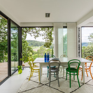 マルセイユのコンテンポラリースタイルのLDKの画像 (白い壁、暖炉なし、白い床)