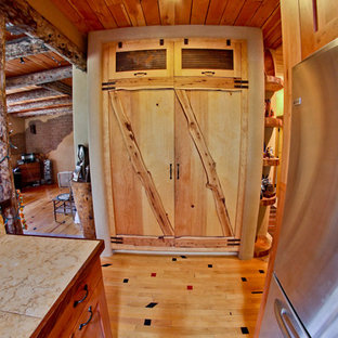 Idées déco pour une arrière-cuisine parallèle sud-ouest américain de taille moyenne avec des portes de placard en bois vieilli, un plan de travail en bois et un sol en bois clair.