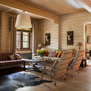 На фото: парадная гостиная комната в стиле кантри с коричневыми стенами и паркетным полом среднего тона с