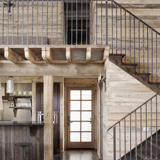 バーミングハムの中サイズのラスティックスタイルのLDKの画像 (ベージュの壁、濃色無垢フローリング、暖炉なし)