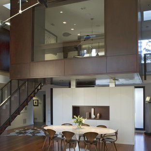 シカゴのコンテンポラリースタイルのおしゃれなダイニング (白い壁、濃色無垢フローリング) の写真