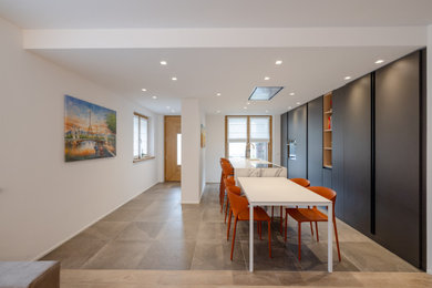 Ispirazione per una grande sala da pranzo aperta verso la cucina design con pareti bianche, pavimento in gres porcellanato, pavimento multicolore e soffitto ribassato