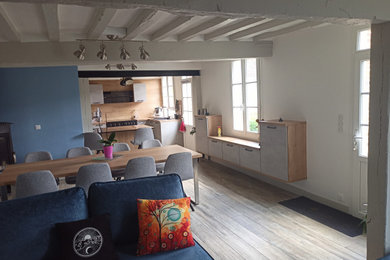 Idées déco pour un salon gris et blanc classique de taille moyenne avec un poêle à bois.
