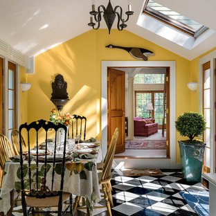 Idées déco pour une salle à manger campagne fermée et de taille moyenne avec un mur jaune et un sol en marbre.