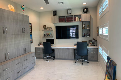 Example of a home office design in Miami