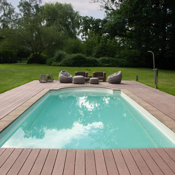 Garten-Pool mit splitterfreien und rutschfesten Barfußdielen als Poolumrandung