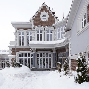 Удачное сочетание для дизайна помещения: разноцветный фасад частного дома в стиле современная классика с облицовкой из кирпича и двускатной крышей - самое интересное для вас