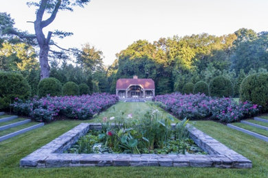 Inspiration for a huge traditional landscaping in Philadelphia.