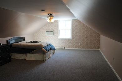 Ejemplo de dormitorio tipo loft clásico pequeño con paredes beige
