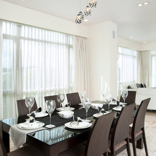 コルカタの広いコンテンポラリースタイルのLDKの画像 (白い壁、カーペット敷き)