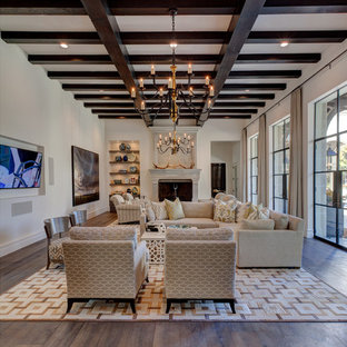 Großes, Offenes Mediterranes Wohnzimmer ohne Kamin mit weißer Wandfarbe, dunklem Holzboden, Wand-TV und braunem Boden in Dallas