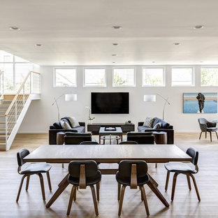 リトルロックの中サイズのコンテンポラリースタイルのLDKの画像 (白い壁、淡色無垢フローリング、暖炉なし)