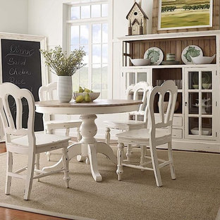 シャーロットの小さいカントリー風 LDKの画像 (白い壁、無垢フローリング、暖炉なし、茶色い床)