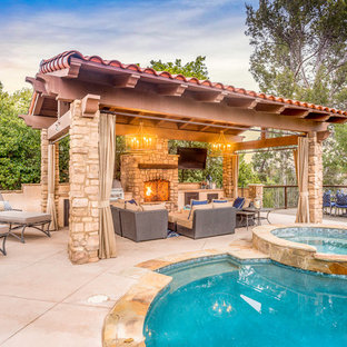 ロサンゼルスの中サイズの円形地中海スタイルのおしゃれなプールの写真