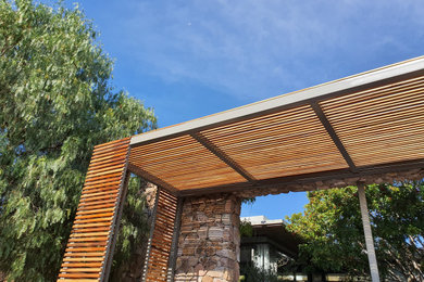 Foto de patio moderno de tamaño medio en patio lateral con gravilla