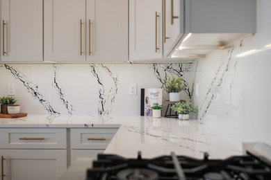 Kitchen - modern kitchen idea in Seattle