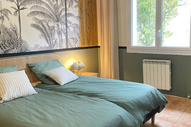 Inspiration pour une petite chambre d'amis blanche et bois design avec un mur vert, aucune cheminée, un sol rose et du papier peint.