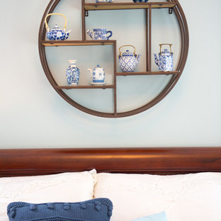 Foto di una grande camera degli ospiti etnica con pareti grigie e moquette