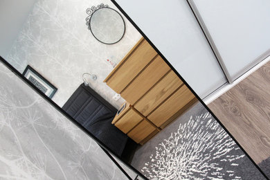 モスクワにある小さなおしゃれな主寝室 (グレーの壁、ラミネートの床、茶色い床) のインテリア