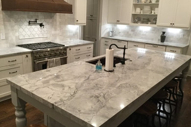 Kitchen - farmhouse kitchen idea in Atlanta