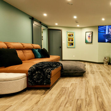 Turquoise  Copper</p><p>Стильный дизайн: открытый домашний кинотеатр среднего размера в классическом стиле с зелеными стенами, полом из винила, телевизором на стене и серым полом — последний тренд</p><p><img decoding=