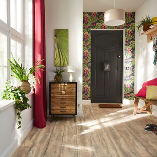 リールのトロピカルスタイルのおしゃれな玄関の写真