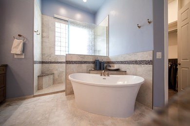 Bild på ett stort funkis brun brunt en-suite badrum, med ett fristående badkar, en öppen dusch, en toalettstol med separat cisternkåpa, brun kakel, porslinskakel, blå väggar, klinkergolv i porslin, ett nedsänkt handfat, brunt golv och med dusch som är öppen