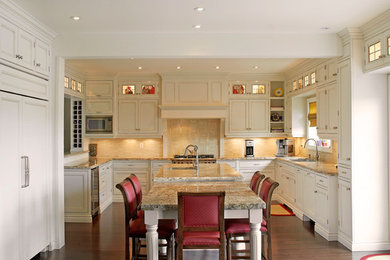 Transitional kitchen photo in Toronto