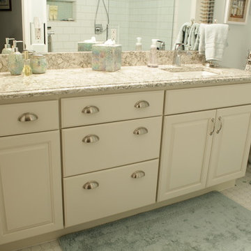 Starmark Bath - Maple Breckenridge in Macadamia