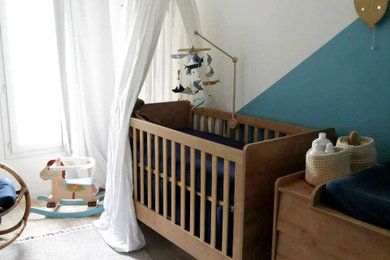 ボルドーにあるモダンスタイルのおしゃれな赤ちゃん部屋の写真