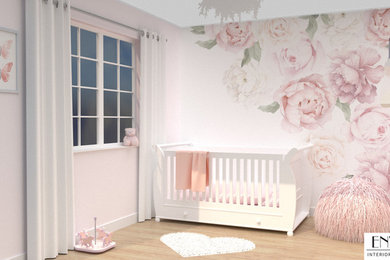 ハンプシャーにある低価格の中くらいなシャビーシック調のおしゃれな赤ちゃん部屋 (ピンクの壁、ラミネートの床、女の子用、茶色い床) の写真