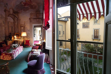 フィレンツェにあるトラディショナルスタイルのおしゃれなファミリールームの写真