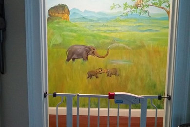 Cette photo montre une chambre d'enfant de 1 à 3 ans exotique de taille moyenne avec un mur multicolore, parquet foncé et un sol marron.