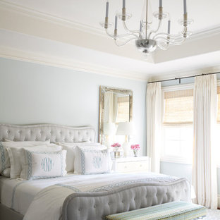 Inspiration pour une chambre traditionnelle de taille moyenne avec un mur bleu, un sol bleu et aucune cheminée.