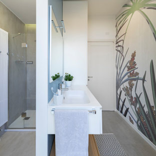 Badezimmer mit bunten Wänden und Falttür-Duschabtrennung Ideen, Design