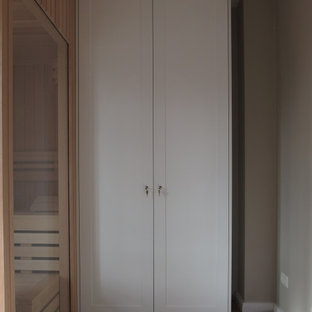 Multifunktionaler, Kleiner Landhausstil Fitnessraum mit beiger Wandfarbe, Vinylboden, braunem Boden und Tapetendecke in Hamburg