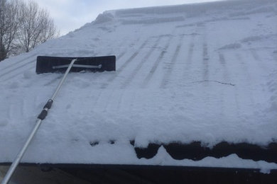 Snöröjning på mindre tak på fridtidshus och bodar