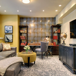 Imagen de sótano con ventanas clásico, pequeño, con paredes amarillas y suelo de baldosas de porcelana