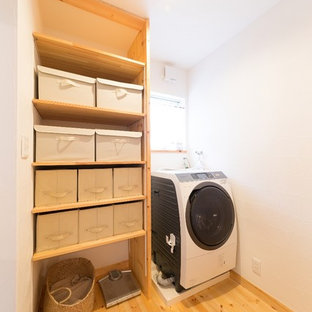 他の地域のカントリー風おしゃれなランドリールーム (オープンシェルフ、白い壁、無垢フローリング、茶色い床) の写真