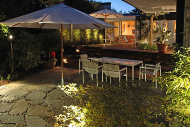Großer Klassischer Gartenweg im Sommer, neben dem Haus mit Natursteinplatten in Stuttgart
